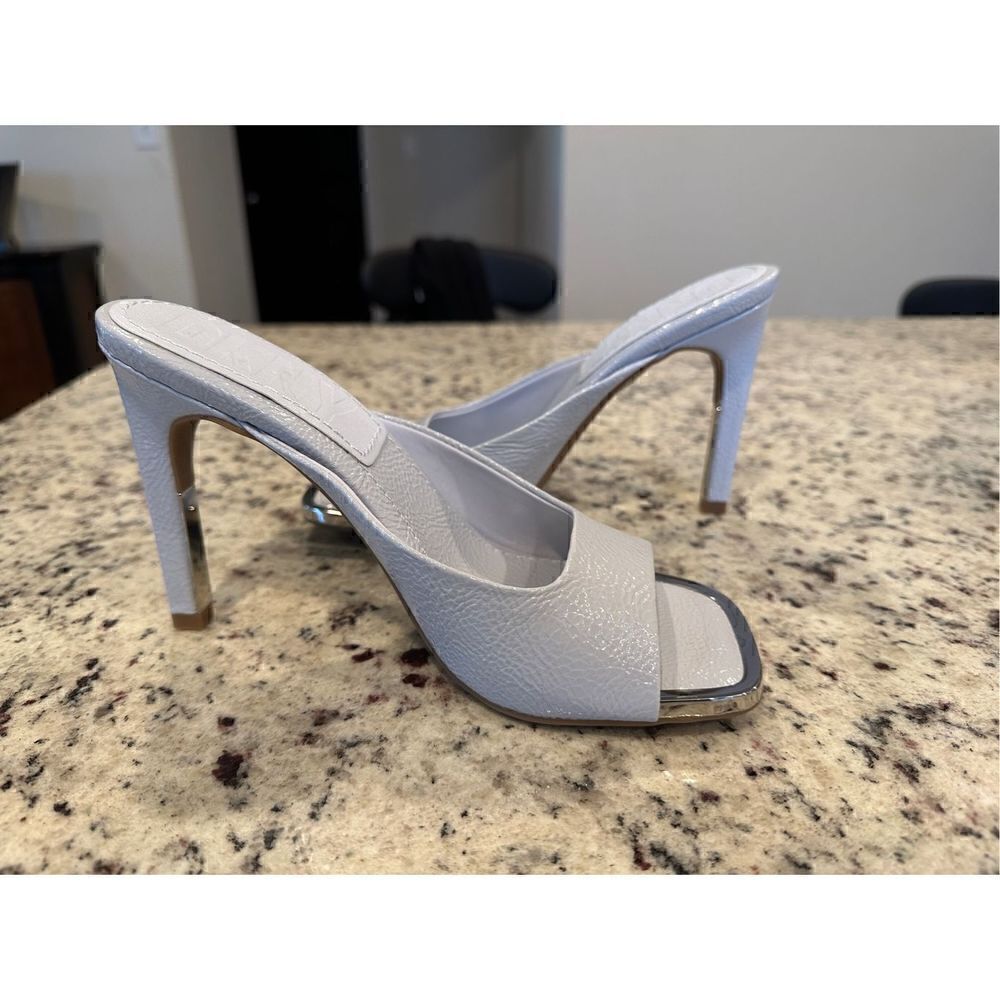 DKNY Women's Open Pump Sandal Heeled, Grainy PANTENT Halogen Square Toe ANYA